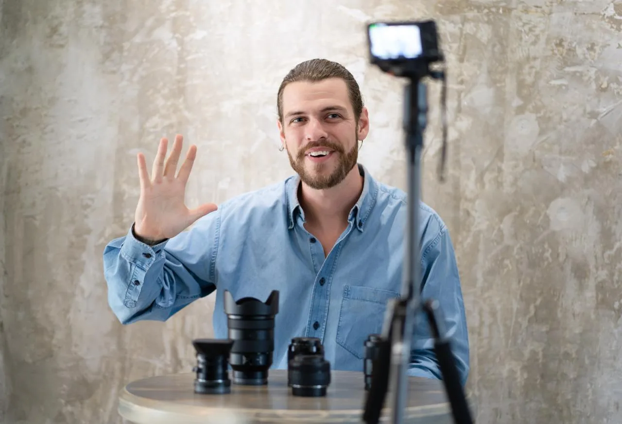 How to behave in front of the camera: useful tips 2885